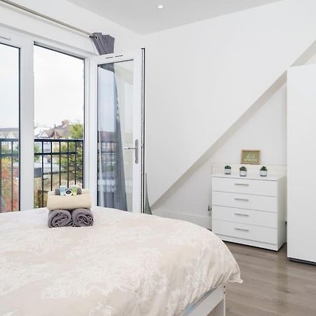 Beautiful 4 Bed Immaculate Condition Refurbished Property Ромфорд Екстер'єр фото