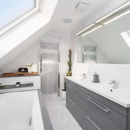 Beautiful 4 Bed Immaculate Condition Refurbished Property Ромфорд Екстер'єр фото