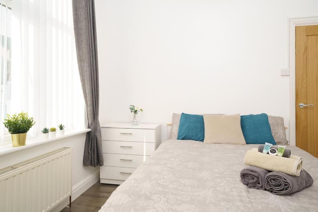 Beautiful 4 Bed Immaculate Condition Refurbished Property Ромфорд Екстер'єр фото