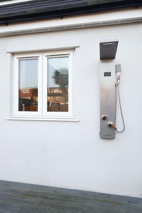 Beautiful 4 Bed Immaculate Condition Refurbished Property Ромфорд Екстер'єр фото