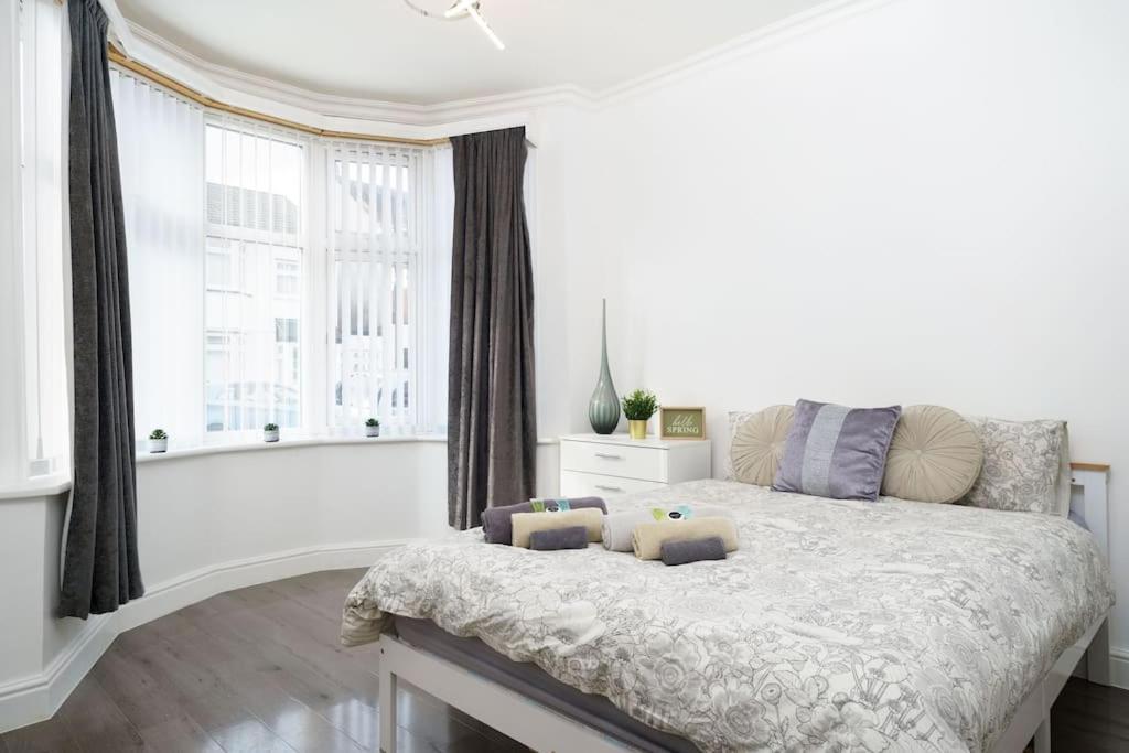 Beautiful 4 Bed Immaculate Condition Refurbished Property Ромфорд Екстер'єр фото
