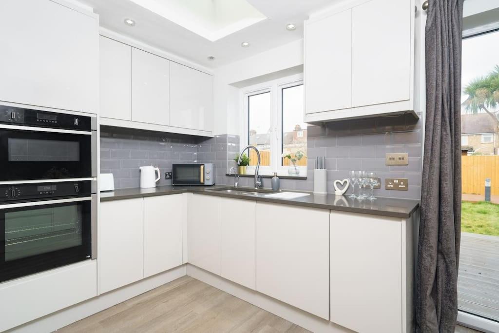 Beautiful 4 Bed Immaculate Condition Refurbished Property Ромфорд Екстер'єр фото