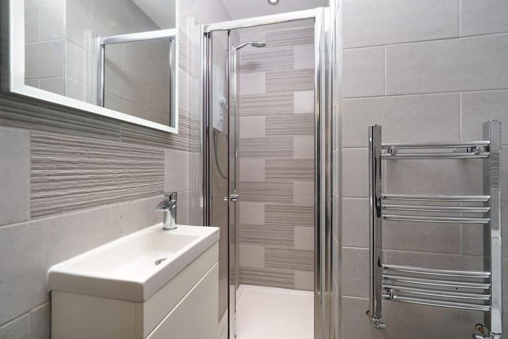 Beautiful 4 Bed Immaculate Condition Refurbished Property Ромфорд Екстер'єр фото