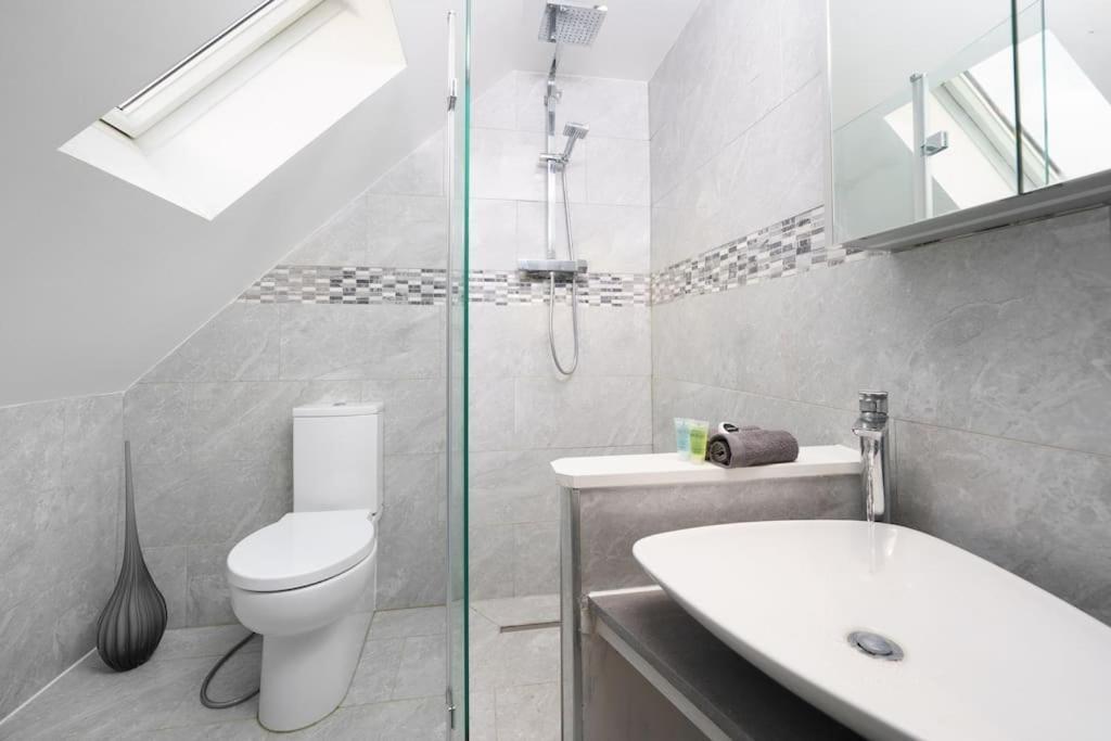 Beautiful 4 Bed Immaculate Condition Refurbished Property Ромфорд Екстер'єр фото