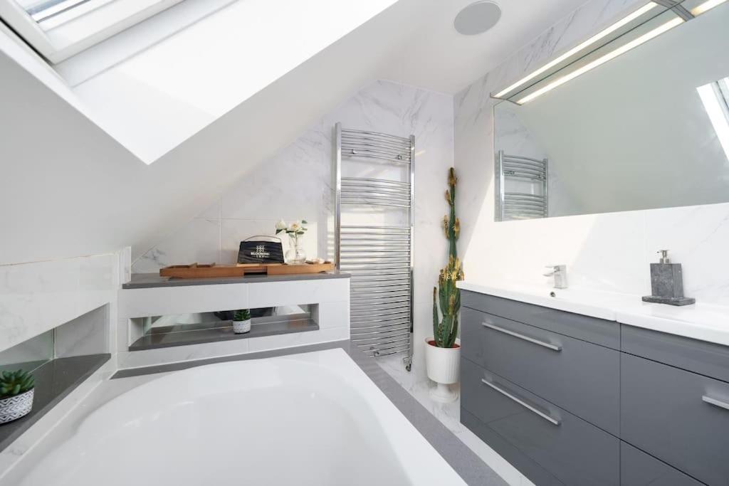 Beautiful 4 Bed Immaculate Condition Refurbished Property Ромфорд Екстер'єр фото