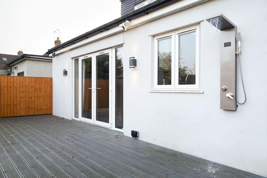 Beautiful 4 Bed Immaculate Condition Refurbished Property Ромфорд Екстер'єр фото