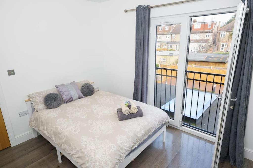 Beautiful 4 Bed Immaculate Condition Refurbished Property Ромфорд Екстер'єр фото
